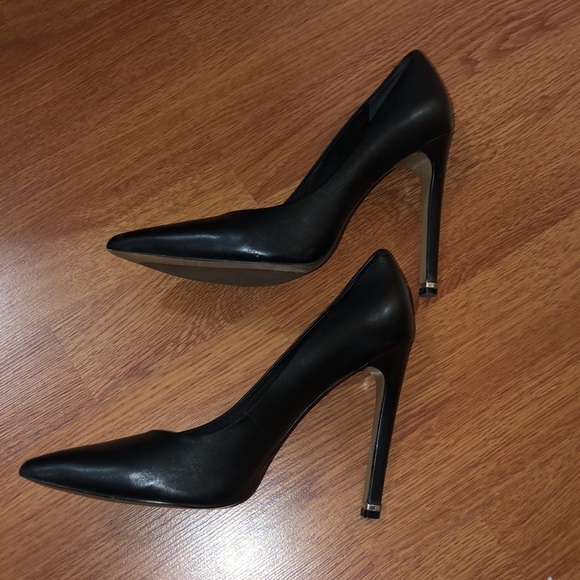Kenneth Cole Black with Subtle Gold Heel Accent - Picture 5 of 6